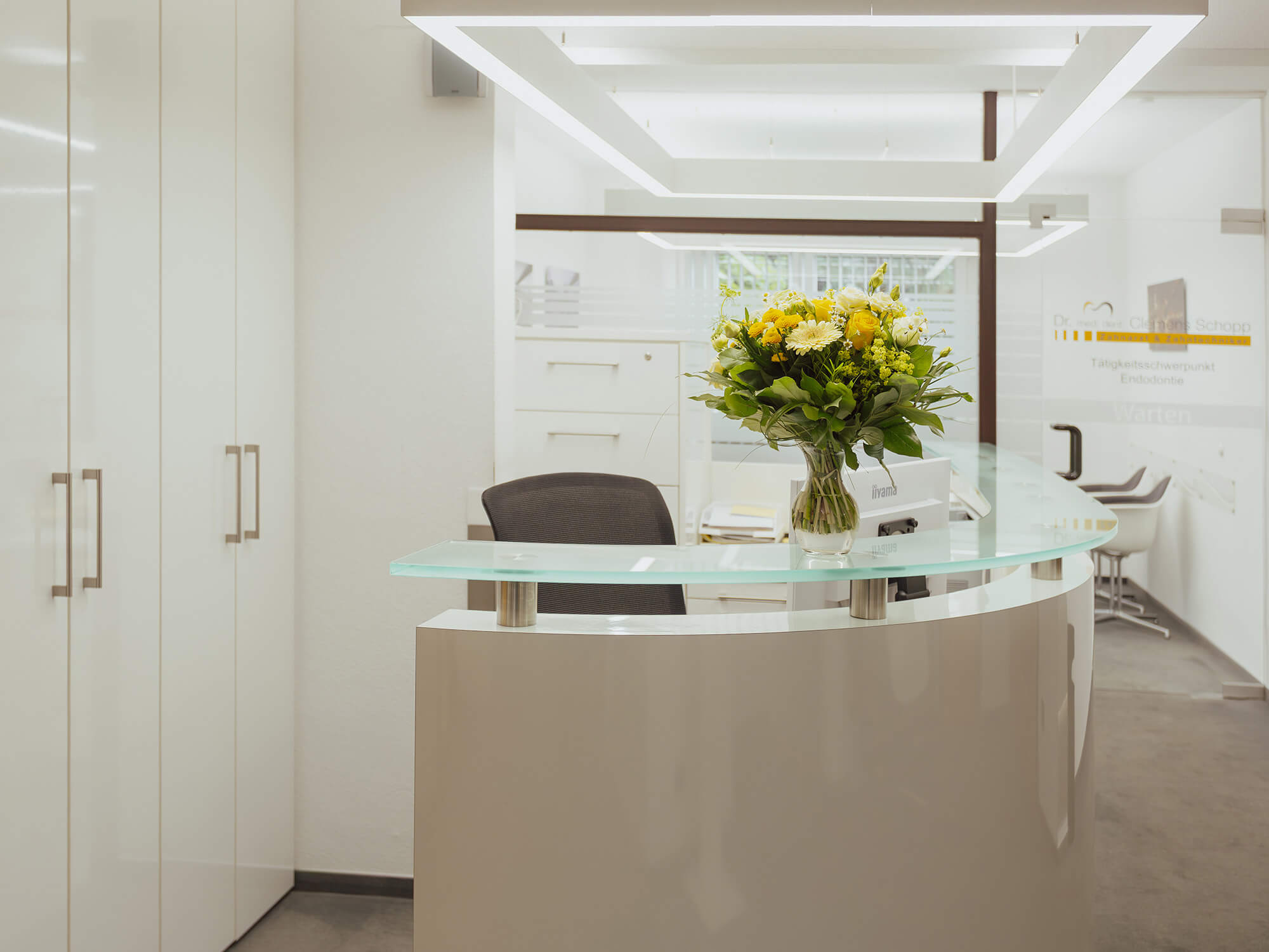 Empfangsbereich Zahnarztpraxis Dr. Schopp Rastatt Moderne Zahnarztpraxis Dr. Clemens Schopp in Rastatt – Empfangsbereich mit Blumenstrauß