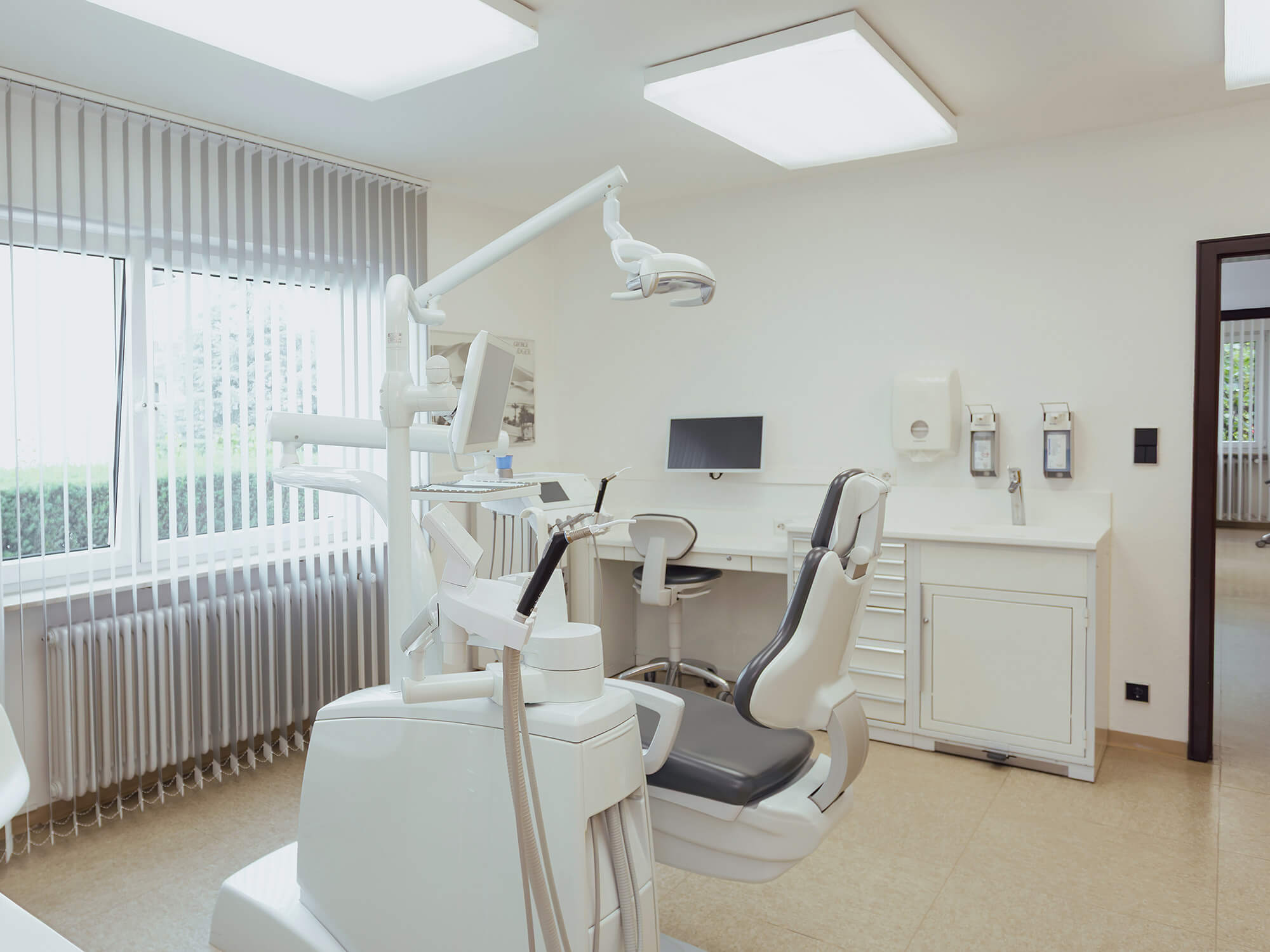 Behandlungsraum Zahnarztpraxis Dr. Schopp Rastatt Helles Behandlungszimmer in der Zahnarztpraxis Dr. Clemens Schopp in Rastatt mit moderner Ausstattung